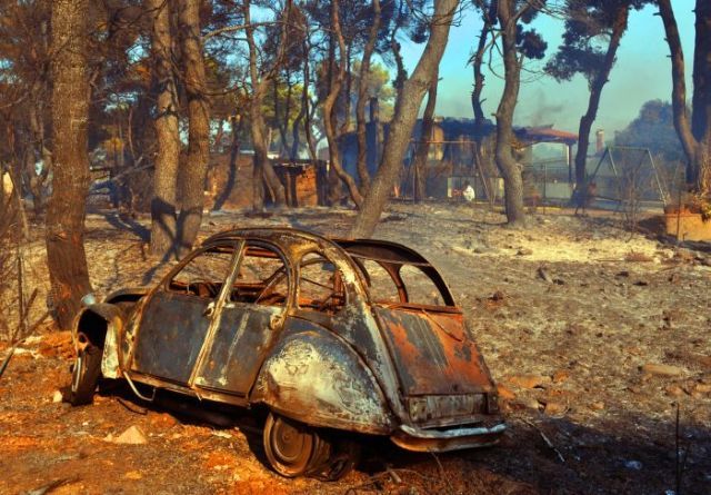 Cars burned in the fires in Greece (8 pics)