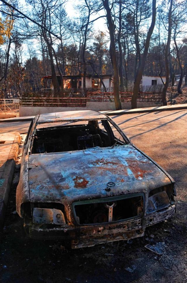 Cars burned in the fires in Greece (8 pics)
