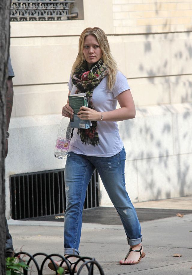 Hilary Duff in slightly baggy jeans (7 pics) - Izismile.com