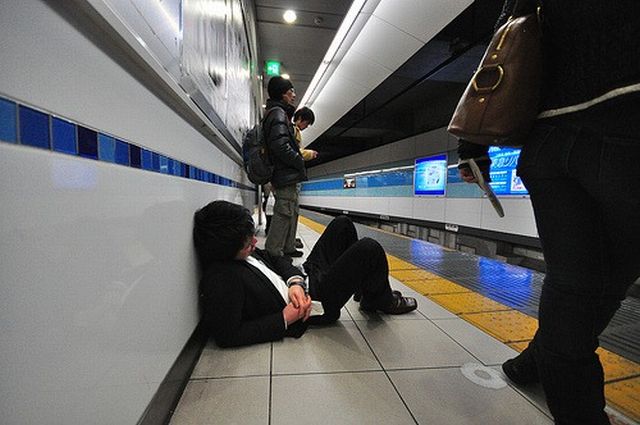 People are sleeping everywhere (27 pics)