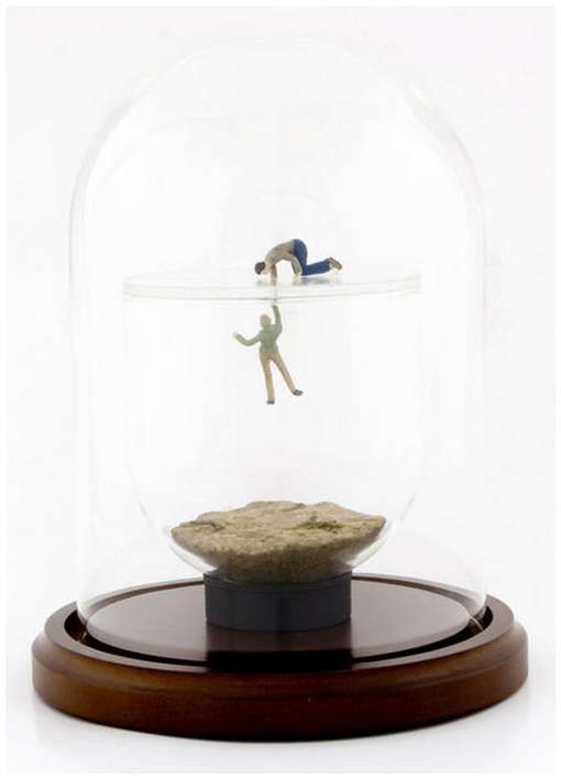 Под колпаком слушать. Фигурки под стеклянным куполом. Под стеклянным колпаком. Птица под колпаком. Под колпаком