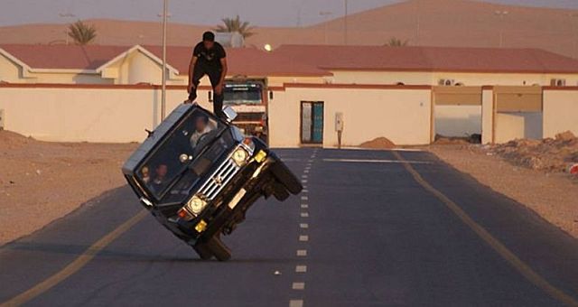 Extreme car stunts (14 pics)
