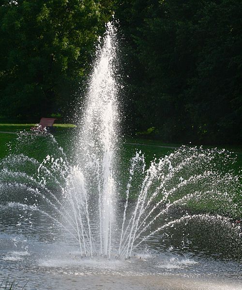 Gathering around a fountain (6 pics)