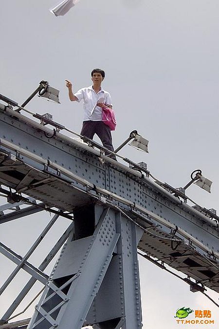 Interesting suicidal “show” on the bridge (9 pics)