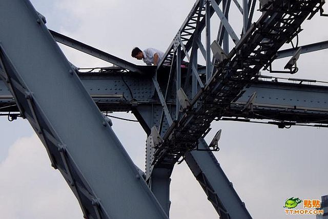 Interesting suicidal “show” on the bridge (9 pics)