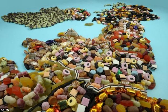 The UK map made completely of candy (6 pics)
