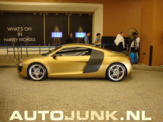 Another golden supercar from Dubai (4 pics)