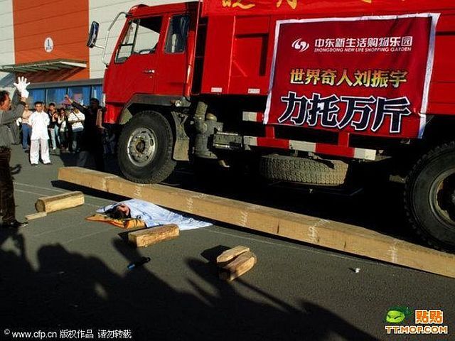 A dangerous stunt at the opening of a new shopping center in China (4 pics)