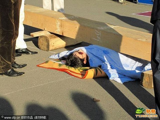 A dangerous stunt at the opening of a new shopping center in China (4 pics)