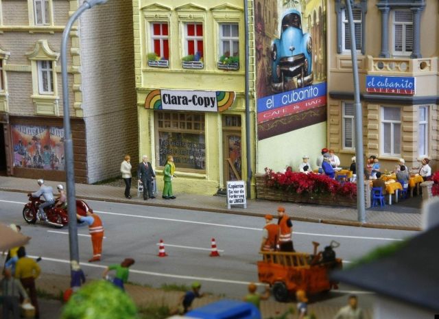 Political campaign in a toy city (27 pics)