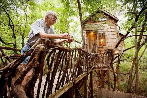 Houses made from salvaged materials (18 pics)