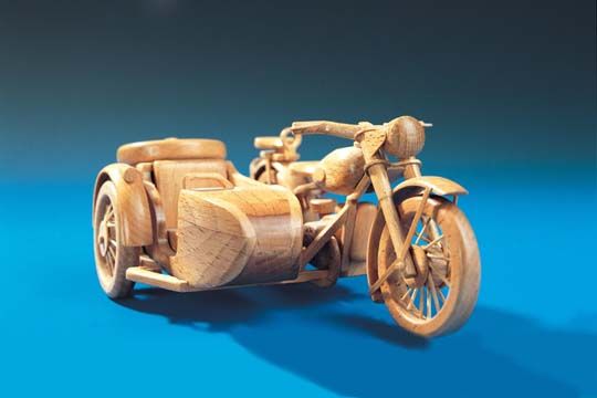 Wooden vehicules (15 pics)