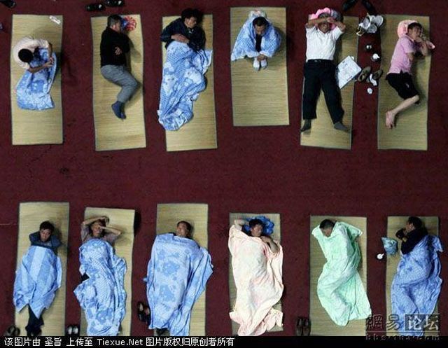 Parents of Chinese university students sleeping in a gymnasium?! (8 pics)