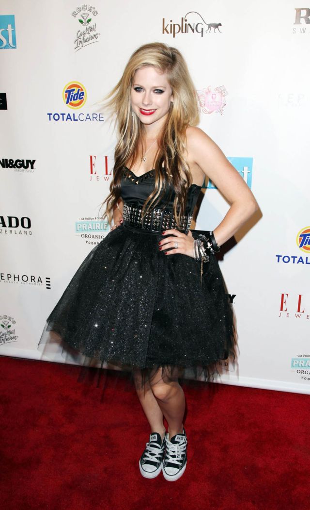 Avril Lavigne at a fashion show (10 pics)