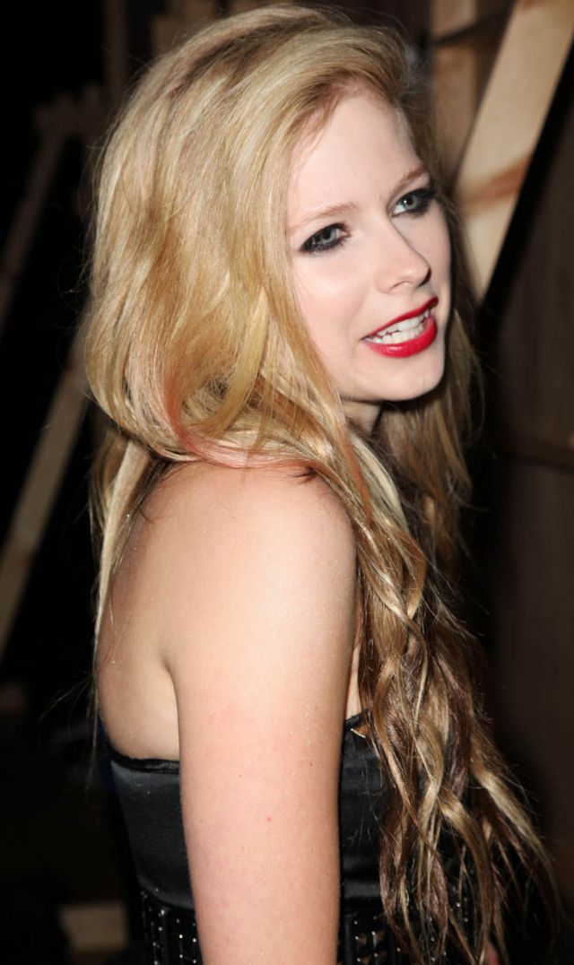 Avril Lavigne at a fashion show (10 pics)