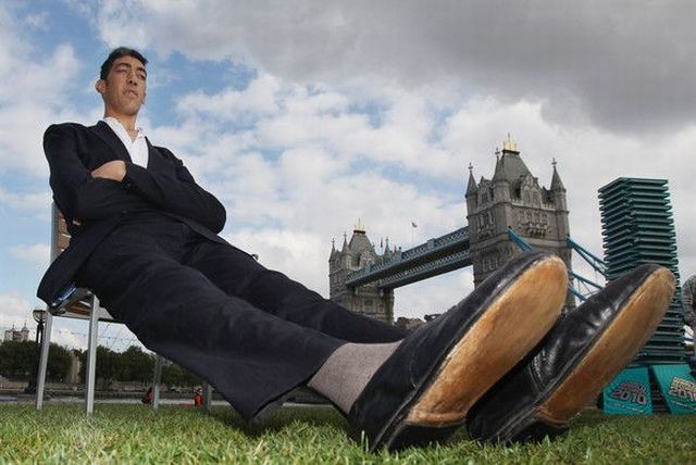 New tallest man in the world (26 pics + 1 video)