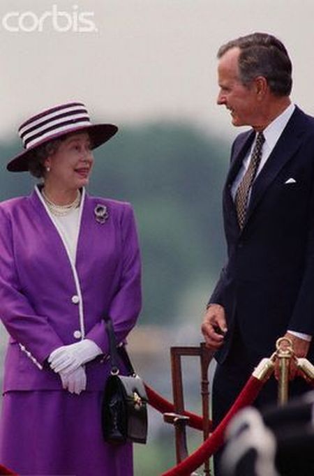 One queen, different presidents (11 pics)