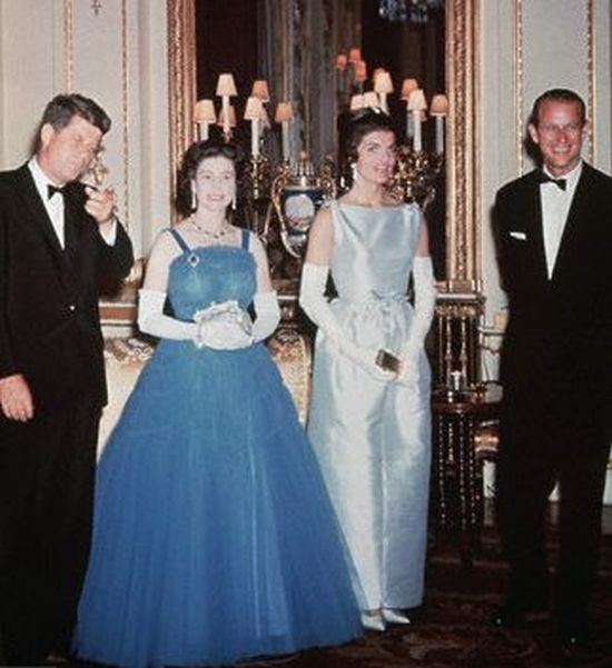 One queen, different presidents (11 pics)
