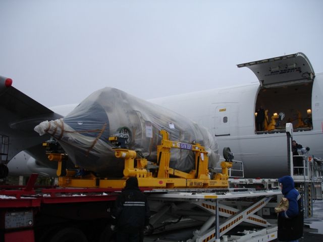 Replacing the damaged engine of a plane (6 pics)