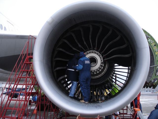 Replacing the damaged engine of a plane (6 pics)