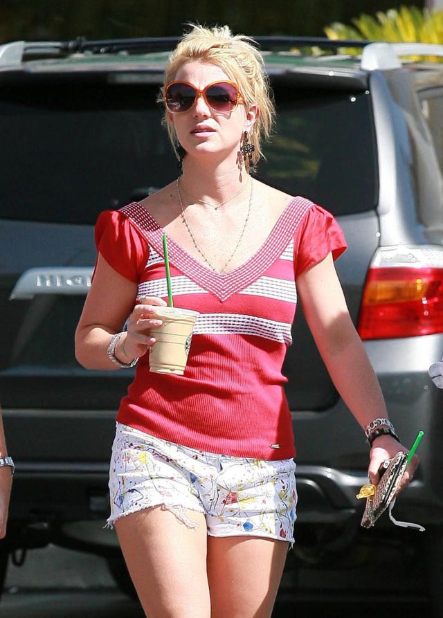 Britney Spears in short shorts and winter boots (9 pics)