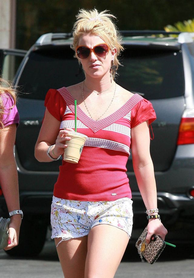 Britney Spears in short shorts and winter boots (9 pics)