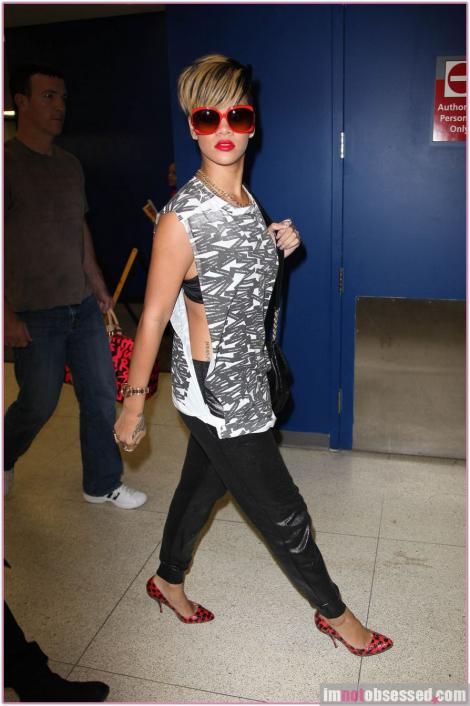 Weird outfits of Rihanna (16 pics)