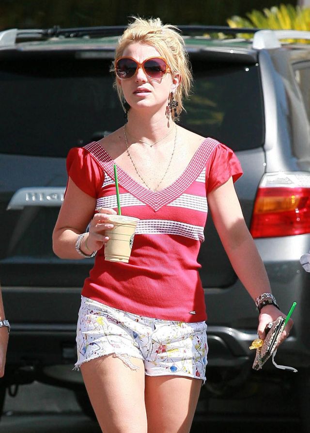 Britney Spears in short shorts and winter boots (9 pics) - Izismile.com