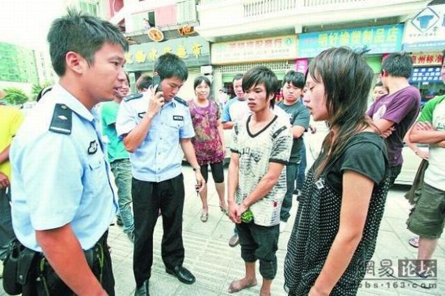 Another quarrel in the streets of China (7 pics)