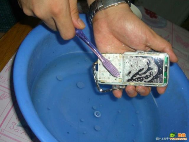 A brief guide to clean your cell phone (11 pics)