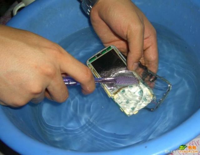 A brief guide to clean your cell phone (11 pics)