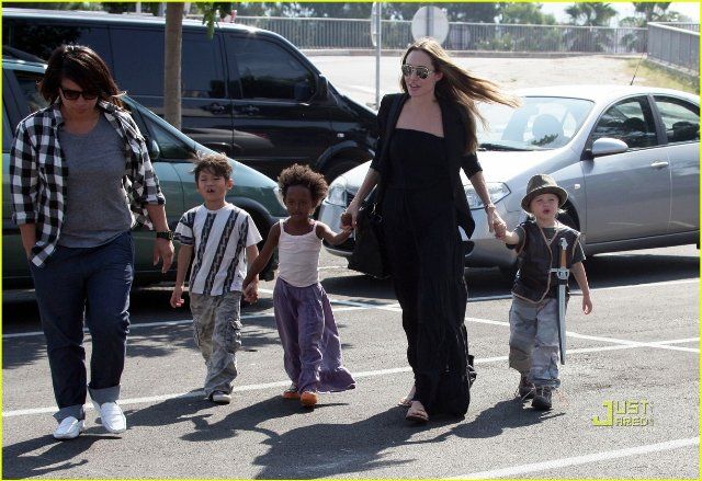 Angelina Jolie with her kids (8 pics)