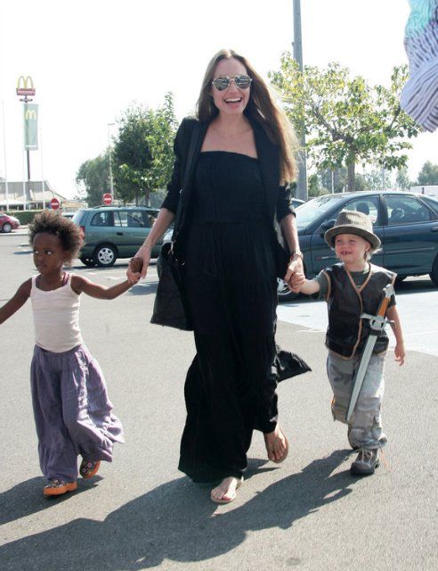 Angelina Jolie with her kids (8 pics)