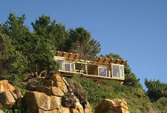 House on the cliff (13 pics)