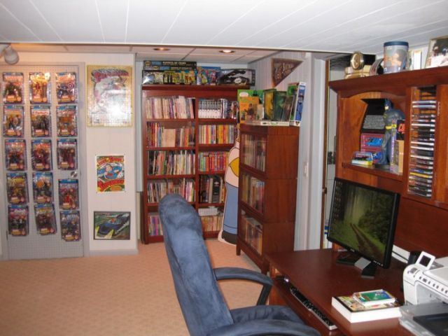 Room of a comics fan (22 pics)