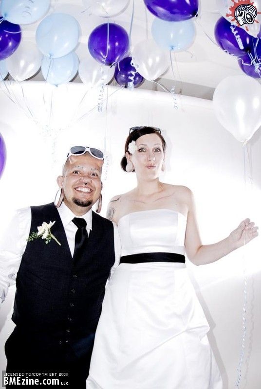 A happy and unusual couple getting married (7 pics)