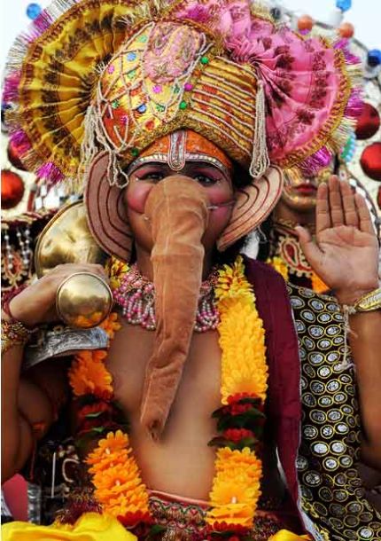 Celebration of Hindu festival - Dussehra (16 pics)
