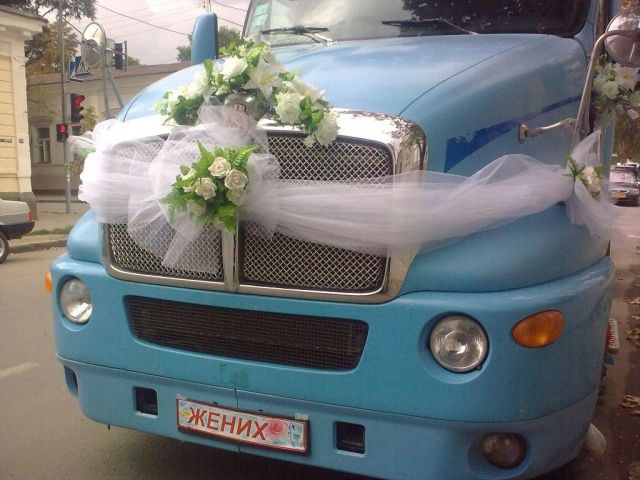 Wedding limos aren’t fashionable anymore (5 pics)