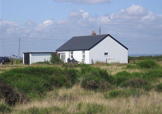 Lovely fisherman’s cottage situated by the sea and… (9 pics)