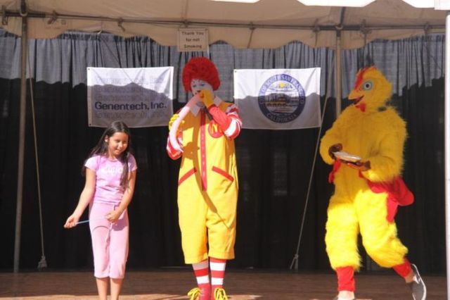 Ronald McDonald owned by a chicken )) (4 pics)
