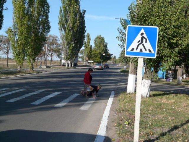 Crossing the road in Ukraine (4 pics)