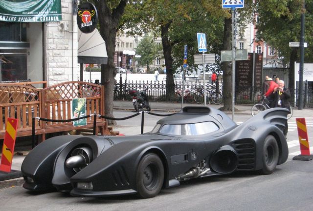 A cool full size Batmobile replica (7 pics + 1 video)