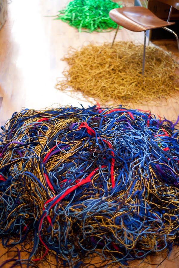 Carpets made out of shoelaces (12 pics)