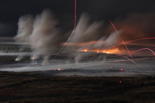 How does a battle look like in the night? (19 pics)