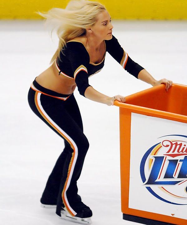 Pretty NHL ice crew girls (23 pics) - Izismile.com