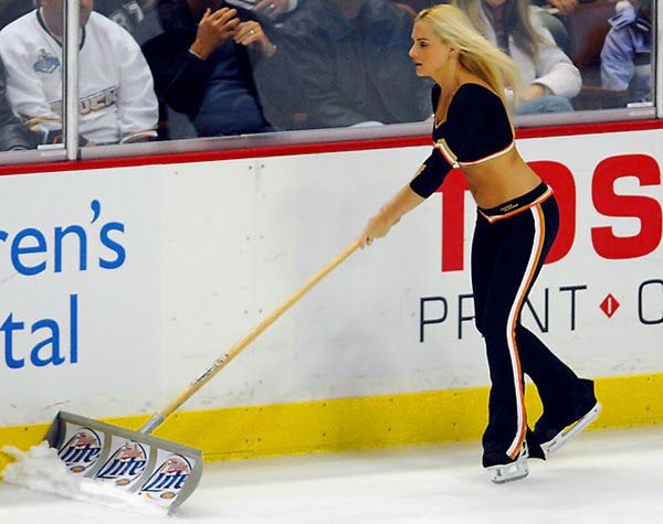 Pretty NHL ice crew girls (23 pics) - Izismile.com