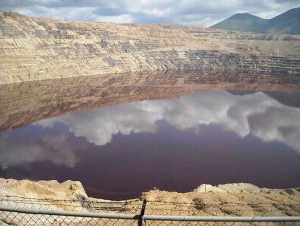 The most toxic lake in the world (7 pics)
