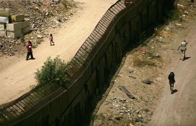 The Mexico - United States barrier (33 pics)