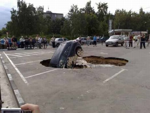 A strange accident in a parking lot (9 pics)