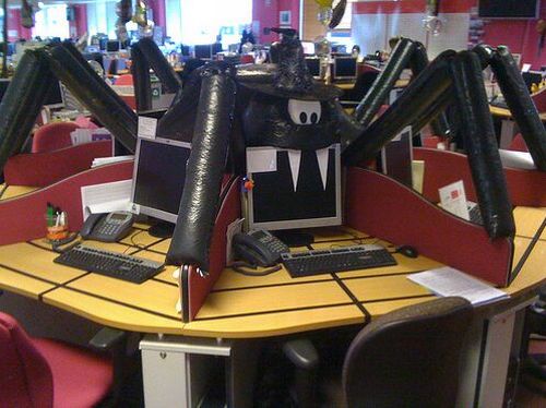 How to decorate your office for Halloween! (5 pics)